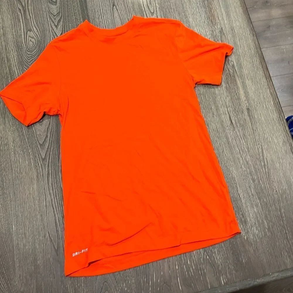NWOT Nike Dri-Fit T-Shirt Short Sleeve Athletic Cut Crew Neck Pullover Orange S